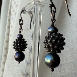 Dainty Freshwater Peacock Pearls & Black Beaded Silver Tone Drop Dangle Earrings